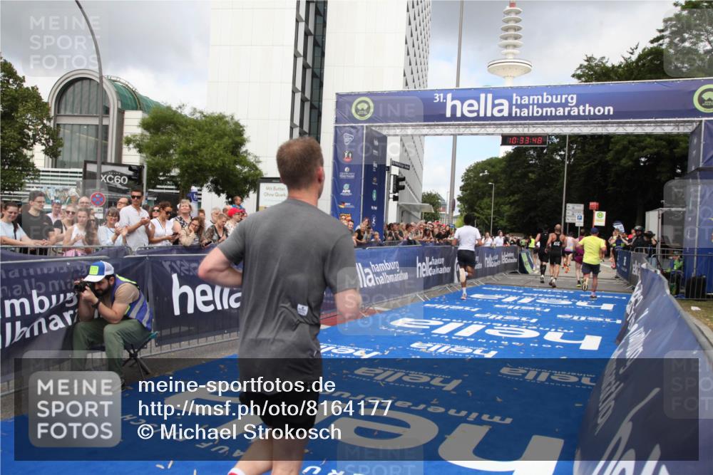 29.06.2025 - hella hamburg halbmarathon Michael Strokosch http://msf.ph/oto/8164177 29.06.2025 10:33:47 Ziel 1396, 2228, 2746, 2836, 4246, 5193, 12595, 14975, 16755, 17191 meine-sportfotos.de