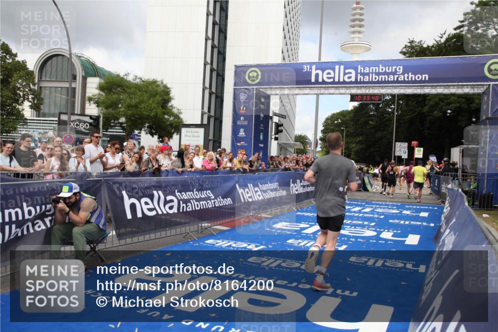29.06.2025 - hella hamburg halbmarathon Michael Strokosch http://msf.ph/oto/8164200 29.06.2025 10:33:47 Ziel 1396, 2228, 2746, 2836, 4246, 5193, 12595, 14975, 16755, 17191 meine-sportfotos.de