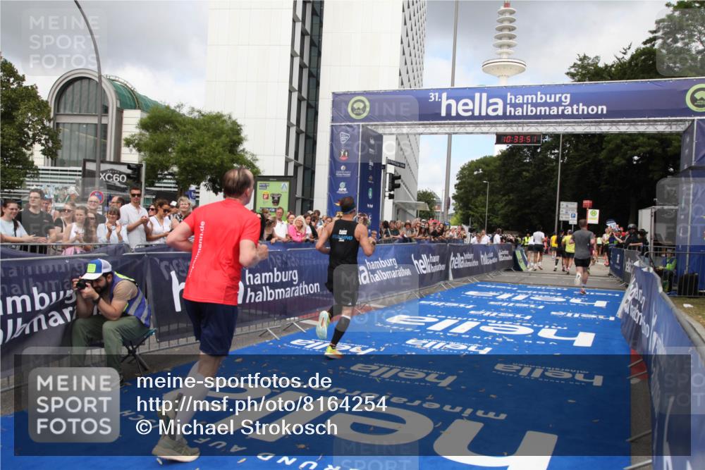 29.06.2025 - hella hamburg halbmarathon Michael Strokosch http://msf.ph/oto/8164254 29.06.2025 10:33:50 Ziel 1743, 2228, 2243, 2746, 4246, 5193, 13771, 14310, 14466, 16243, 16755 meine-sportfotos.de