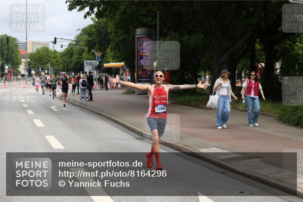 29.06.2025 - hella hamburg halbmarathon Yannick Fuchs http://msf.ph/oto/8164296 29.06.2025 10:22:05 20KM 1065, 1577, 5344, 9079, 10848, 12641, 12992, 13780, 14019, 15023, 15671, 18124, 19050 meine-sportfotos.de