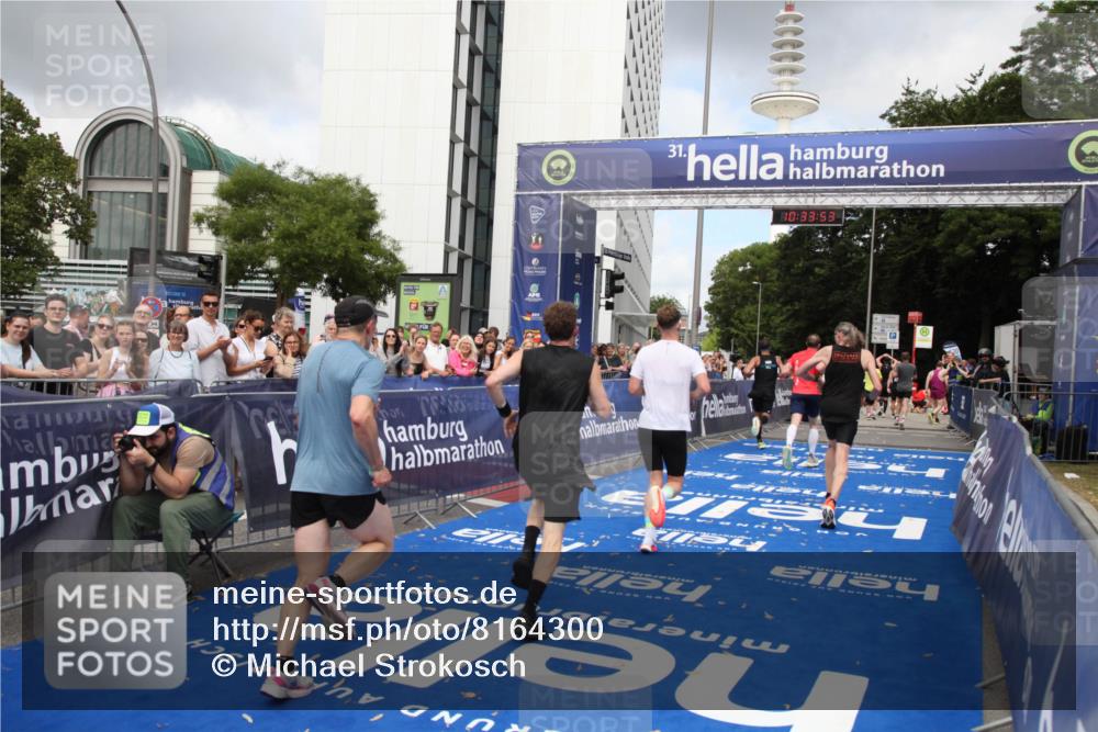29.06.2025 - hella hamburg halbmarathon Michael Strokosch http://msf.ph/oto/8164300 29.06.2025 10:33:52 Ziel 1743, 2228, 2243, 2746, 4246, 5193, 10865, 13771, 14310, 14466, 16243 meine-sportfotos.de