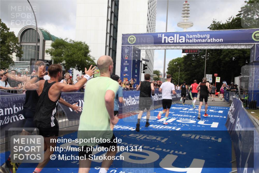 29.06.2025 - hella hamburg halbmarathon Michael Strokosch http://msf.ph/oto/8164314 29.06.2025 10:33:52 Ziel 1743, 2228, 2243, 2746, 4246, 5193, 10865, 13771, 14310, 14466, 16243 meine-sportfotos.de