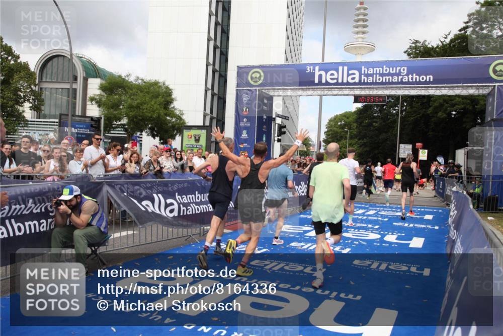 29.06.2025 - hella hamburg halbmarathon Michael Strokosch http://msf.ph/oto/8164336 29.06.2025 10:33:53 Ziel 1743, 2228, 2243, 2746, 4246, 5193, 10865, 13771, 14310, 14466, 16243 meine-sportfotos.de