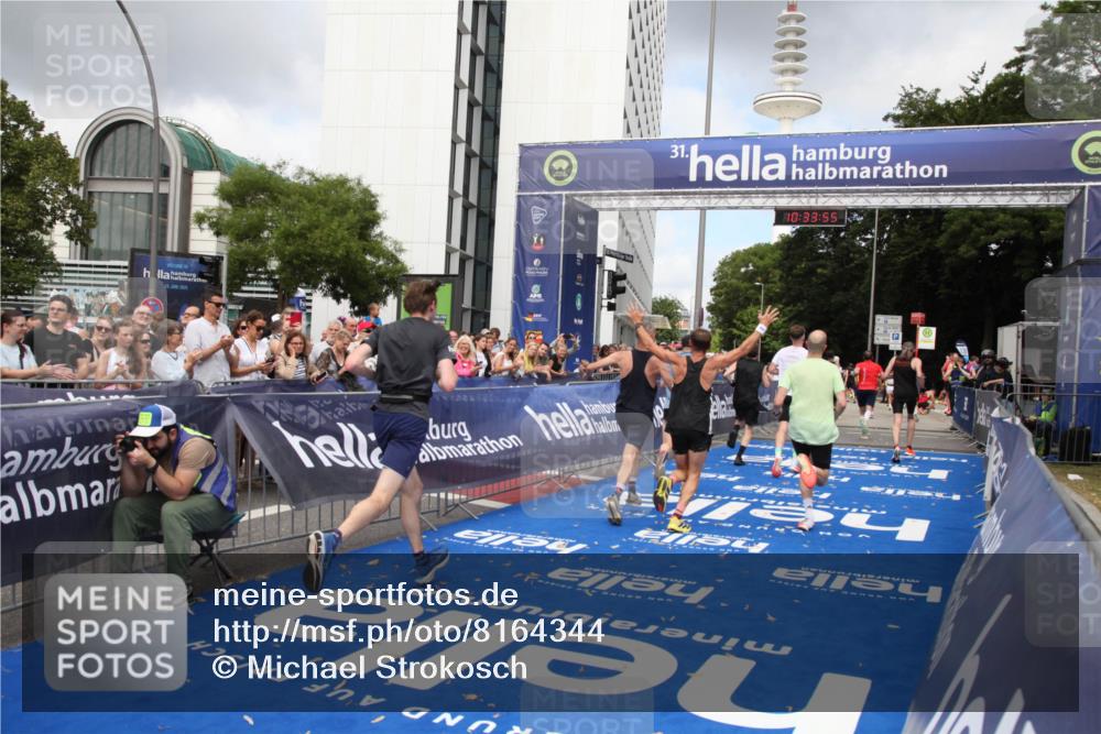 29.06.2025 - hella hamburg halbmarathon Michael Strokosch http://msf.ph/oto/8164344 29.06.2025 10:33:54 Ziel 1743, 2228, 2243, 2746, 4246, 5193, 10865, 13771, 14310, 14466, 16243 meine-sportfotos.de
