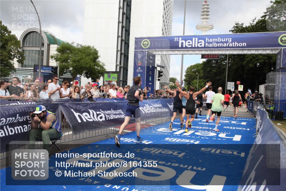 29.06.2025 - hella hamburg halbmarathon Michael Strokosch http://msf.ph/oto/8164355 29.06.2025 10:33:54 Ziel 1743, 2228, 2243, 2746, 4246, 5193, 10865, 13771, 14310, 14466, 16243 meine-sportfotos.de