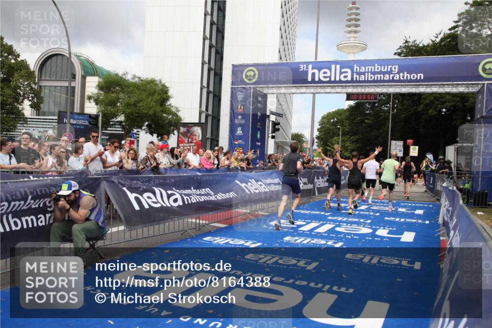 29.06.2025 - hella hamburg halbmarathon Michael Strokosch http://msf.ph/oto/8164388 29.06.2025 10:33:55 Ziel 1743, 2228, 2243, 2746, 10865, 13771, 14310, 14466, 15500, 16243 meine-sportfotos.de