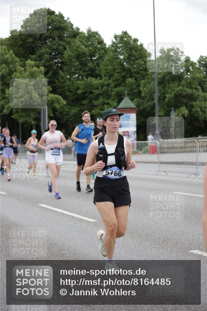 29.06.2025 - hella hamburg halbmarathon Jannik Wohlers http://msf.ph/oto/8164485 29.06.2025 11:04:19 Lombardsbrücke 2181, 2549, 3235, 3270, 3335, 3643, 3793, 3969, 4935, 5536, 5578, 5619, 5766, 6499, 7061, 7063, 7220, 8103, 9014, 9042, 9044, 9377, 9679, 10012, 10482, 11254, 11288, 11397, 11669, 11805, 11927, 12195, 14960, 15007, 15213, 15314, 15989, 15990, 16210, 16259, 16442, 16583, 16596, 17923, 18085 meine-sportfotos.de