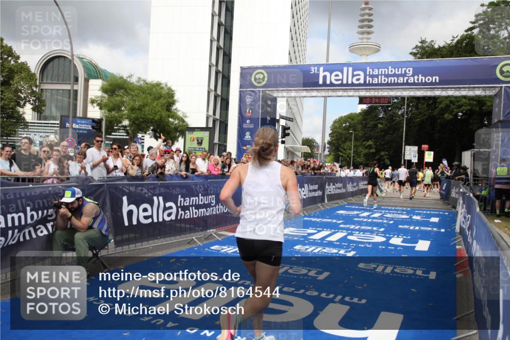 29.06.2025 - hella hamburg halbmarathon Michael Strokosch http://msf.ph/oto/8164544 29.06.2025 10:33:59 Ziel 9519, 10865, 15500 meine-sportfotos.de
