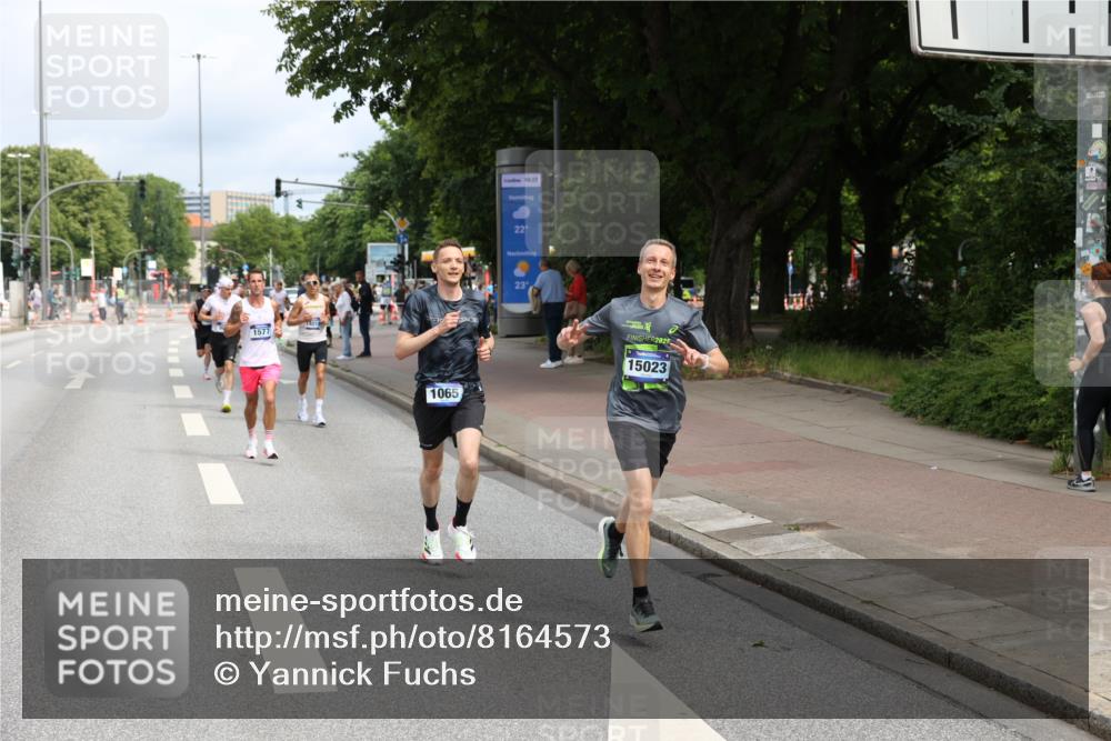 29.06.2025 - hella hamburg halbmarathon Yannick Fuchs http://msf.ph/oto/8164573 29.06.2025 10:22:13 20KM 1065, 1577, 5344, 9079, 9097, 10848, 12992, 13956, 14019, 14828, 15023, 15136, 15671, 18037, 18124, 19050 meine-sportfotos.de