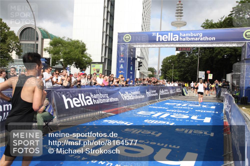 29.06.2025 - hella hamburg halbmarathon Michael Strokosch http://msf.ph/oto/8164577 29.06.2025 10:34:02 Ziel 9345, 9519, 11227, 13493, 13494, 15268, 15500, 17877 meine-sportfotos.de