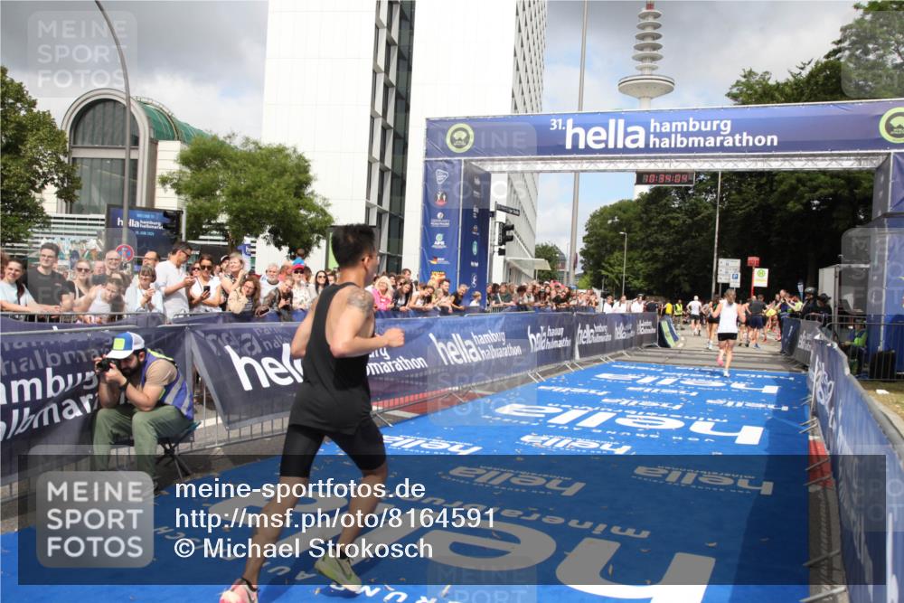 29.06.2025 - hella hamburg halbmarathon Michael Strokosch http://msf.ph/oto/8164591 29.06.2025 10:34:02 Ziel 9345, 9519, 11227, 13493, 13494, 15268, 15500, 17877 meine-sportfotos.de