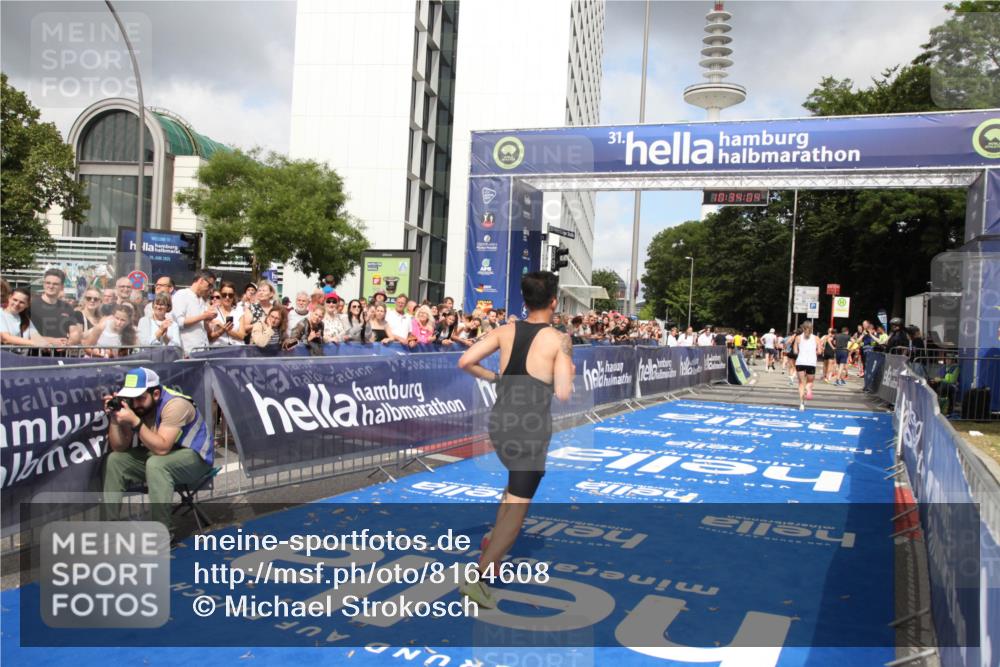 29.06.2025 - hella hamburg halbmarathon Michael Strokosch http://msf.ph/oto/8164608 29.06.2025 10:34:03 Ziel 9345, 9519, 11227, 13493, 13494, 14448, 15268, 15500, 17877 meine-sportfotos.de