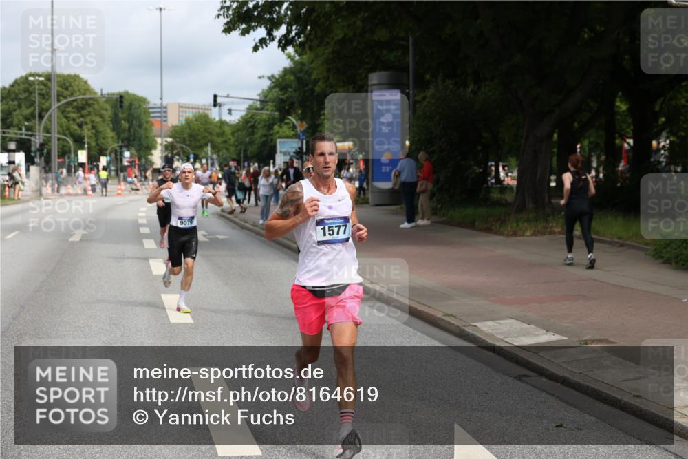 29.06.2025 - hella hamburg halbmarathon Yannick Fuchs http://msf.ph/oto/8164619 29.06.2025 10:22:15 20KM 1065, 1577, 5344, 9079, 9097, 10848, 12992, 13956, 14019, 14828, 15023, 15136, 15671, 18037, 18124, 19050 meine-sportfotos.de