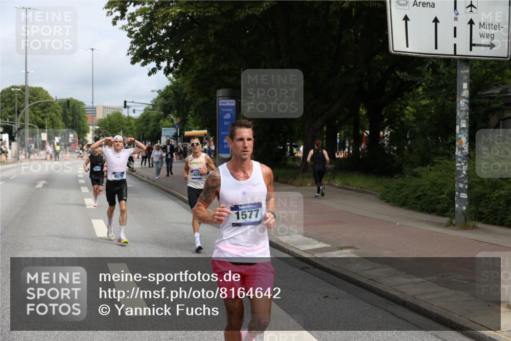 29.06.2025 - hella hamburg halbmarathon Yannick Fuchs http://msf.ph/oto/8164642 29.06.2025 10:22:16 20KM 1065, 1577, 5344, 9079, 9097, 10848, 13956, 14019, 14828, 15023, 15136, 15671, 18037, 18124, 19050 meine-sportfotos.de