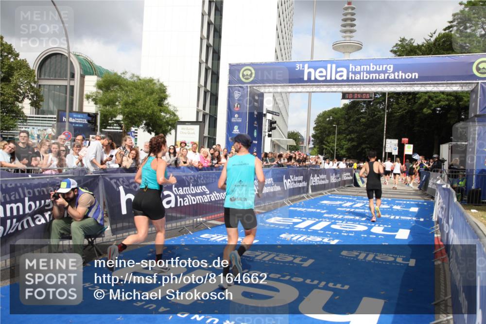 29.06.2025 - hella hamburg halbmarathon Michael Strokosch http://msf.ph/oto/8164662 29.06.2025 10:34:05 Ziel 9345, 9519, 11019, 11227, 13493, 13494, 14448, 15268, 16724, 17877 meine-sportfotos.de