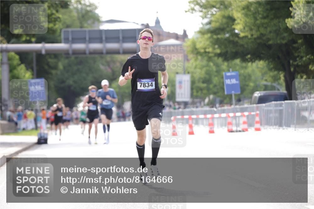 29.06.2025 - hella hamburg halbmarathon Jannik Wohlers http://msf.ph/oto/8164666 29.06.2025 09:40:41 Lombardsbrücke 7834, 14360, 14766, 15526 meine-sportfotos.de