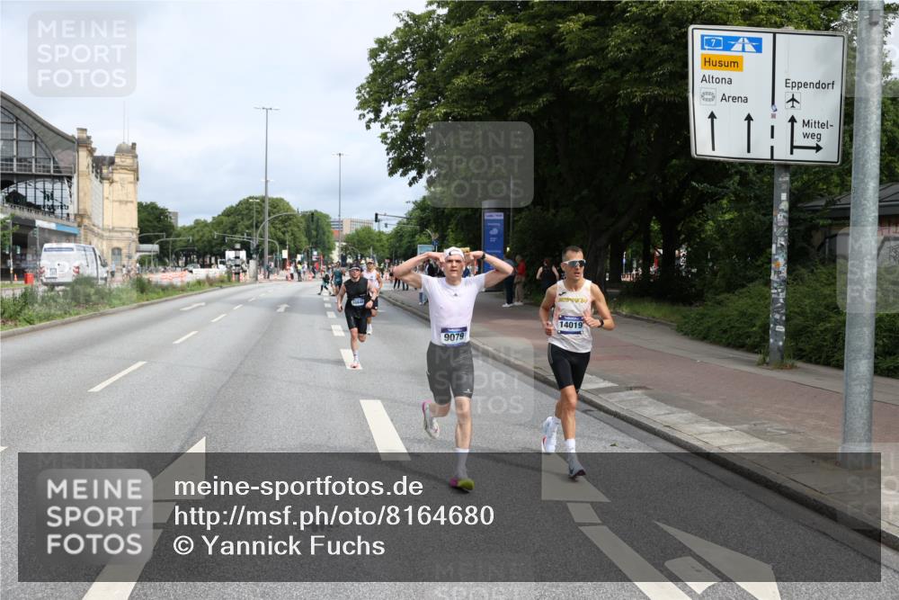 29.06.2025 - hella hamburg halbmarathon Yannick Fuchs http://msf.ph/oto/8164680 29.06.2025 10:22:17 20KM 1065, 1577, 5344, 9079, 9097, 10848, 13956, 14019, 14828, 15023, 15136, 15671, 18037, 18124, 19050 meine-sportfotos.de