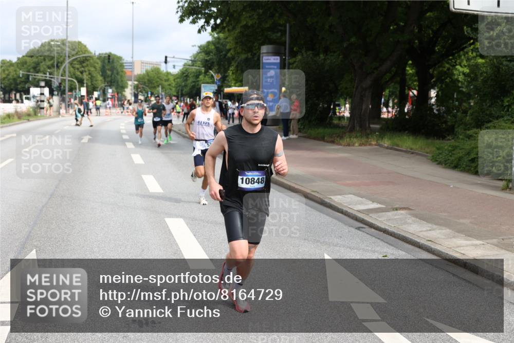 29.06.2025 - hella hamburg halbmarathon Yannick Fuchs http://msf.ph/oto/8164729 29.06.2025 10:22:19 20KM 1065, 1577, 5344, 9079, 9097, 10848, 13956, 14019, 14828, 15023, 15136, 15671, 18037, 18124, 19050 meine-sportfotos.de