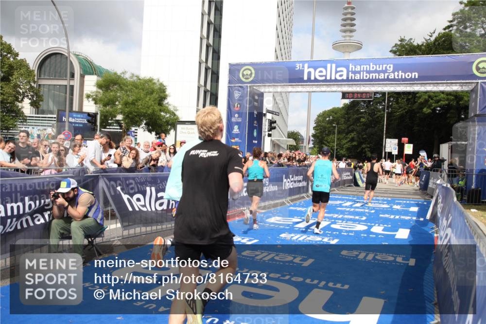 29.06.2025 - hella hamburg halbmarathon Michael Strokosch http://msf.ph/oto/8164733 29.06.2025 10:34:06 Ziel 9345, 9519, 11019, 11227, 13066, 13493, 13494, 14448, 15268, 16724, 17877 meine-sportfotos.de
