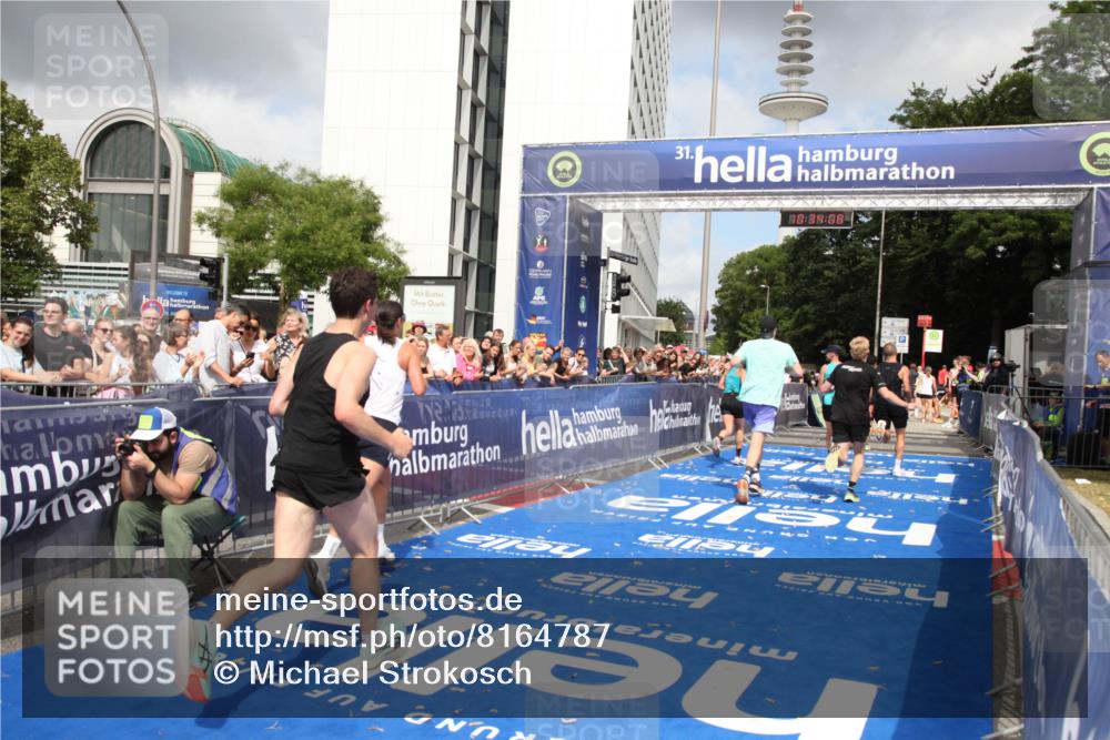 29.06.2025 - hella hamburg halbmarathon Michael Strokosch http://msf.ph/oto/8164787 29.06.2025 10:34:07 Ziel 9345, 9519, 11019, 11202, 11227, 13066, 13493, 13494, 14448, 15268, 16724, 17877 meine-sportfotos.de