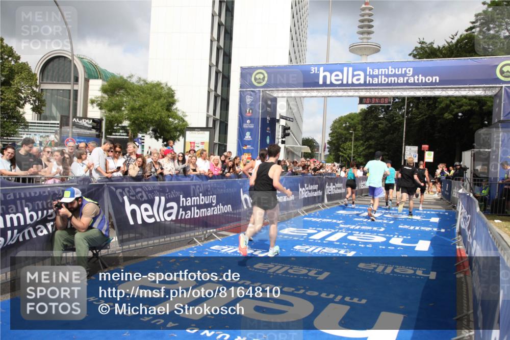 29.06.2025 - hella hamburg halbmarathon Michael Strokosch http://msf.ph/oto/8164810 29.06.2025 10:34:08 Ziel 9345, 9376, 9519, 11019, 11202, 11227, 13066, 13493, 13494, 14448, 15268, 16724, 17751, 17877 meine-sportfotos.de
