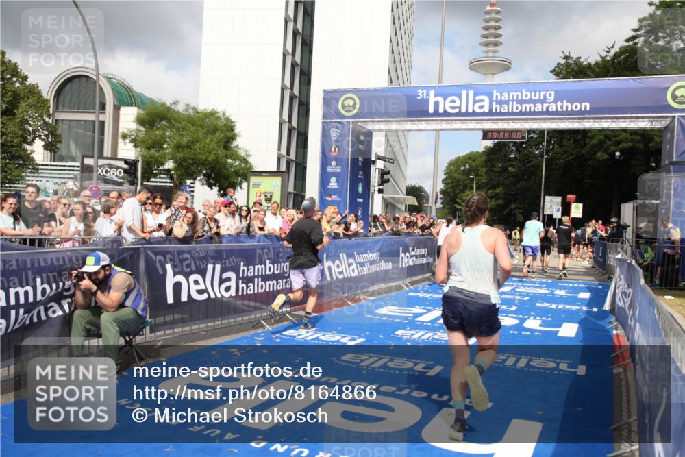 29.06.2025 - hella hamburg halbmarathon Michael Strokosch http://msf.ph/oto/8164866 29.06.2025 10:34:09 Ziel 9345, 9376, 11019, 11202, 11227, 13066, 13493, 13494, 14448, 15268, 16724, 17751, 17877 meine-sportfotos.de