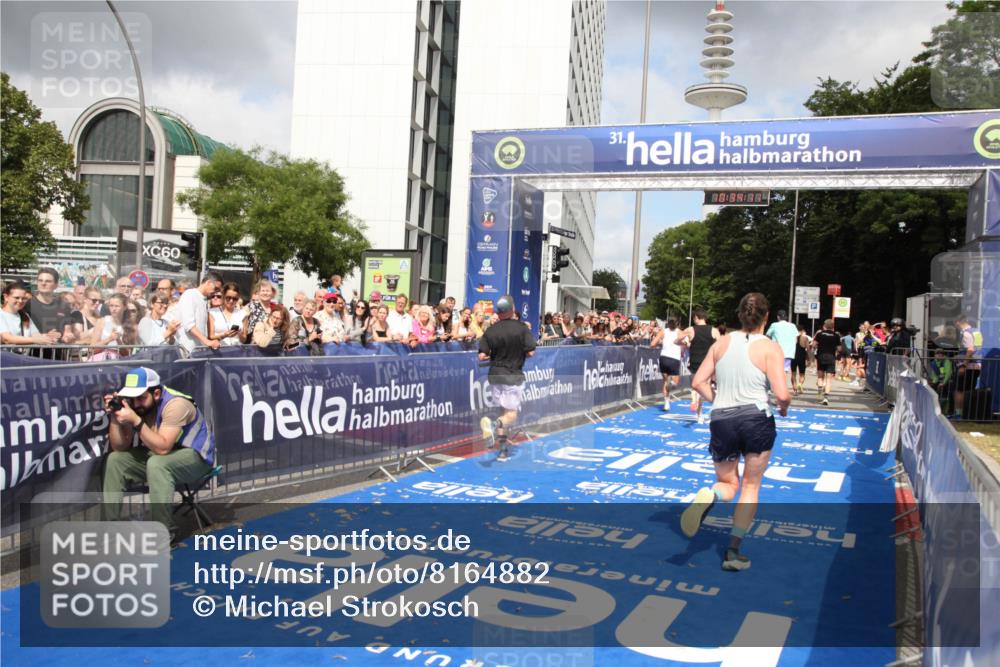 29.06.2025 - hella hamburg halbmarathon Michael Strokosch http://msf.ph/oto/8164882 29.06.2025 10:34:10 Ziel 9345, 9376, 11019, 11202, 11227, 13066, 13494, 14448, 16724, 17751, 17877 meine-sportfotos.de