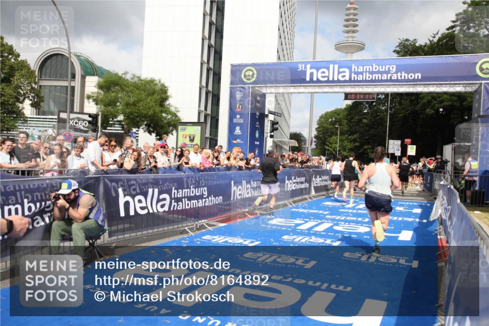 29.06.2025 - hella hamburg halbmarathon Michael Strokosch http://msf.ph/oto/8164892 29.06.2025 10:34:10 Ziel 9345, 9376, 11019, 11202, 11227, 13066, 13494, 14448, 16724, 17751, 17877 meine-sportfotos.de
