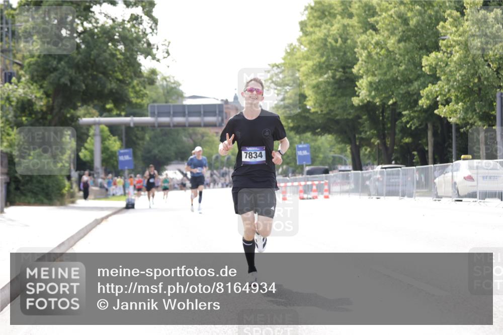 29.06.2025 - hella hamburg halbmarathon Jannik Wohlers http://msf.ph/oto/8164934 29.06.2025 09:40:42 Lombardsbrücke 7834, 14360, 14766, 15526 meine-sportfotos.de