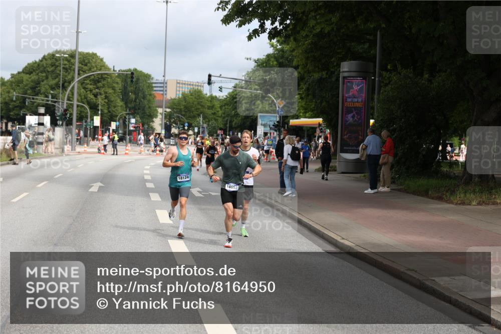 29.06.2025 - hella hamburg halbmarathon Yannick Fuchs http://msf.ph/oto/8164950 29.06.2025 10:22:21 20KM 1065, 1577, 5344, 9079, 9097, 10848, 13956, 14019, 14828, 15023, 15136, 18037, 18124, 19050 meine-sportfotos.de