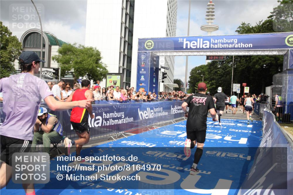 29.06.2025 - hella hamburg halbmarathon Michael Strokosch http://msf.ph/oto/8164970 29.06.2025 10:34:12 Ziel 7884, 9376, 11019, 11202, 13066, 14448, 16724, 17751 meine-sportfotos.de