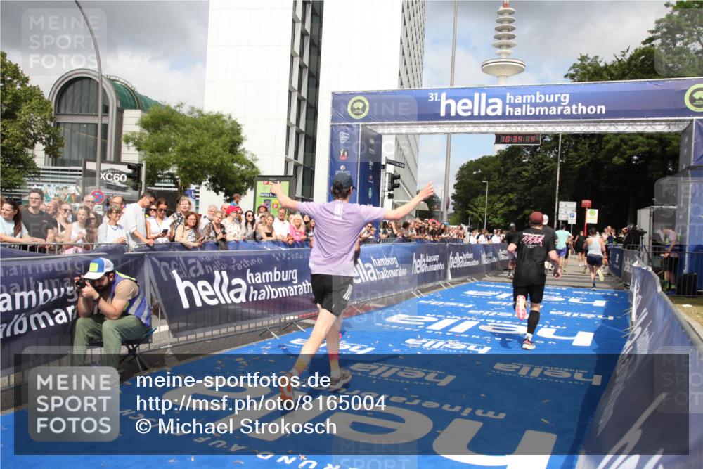 29.06.2025 - hella hamburg halbmarathon Michael Strokosch http://msf.ph/oto/8165004 29.06.2025 10:34:13 Ziel 7884, 7901, 9376, 11019, 11202, 13066, 16724, 17751, 18906 meine-sportfotos.de