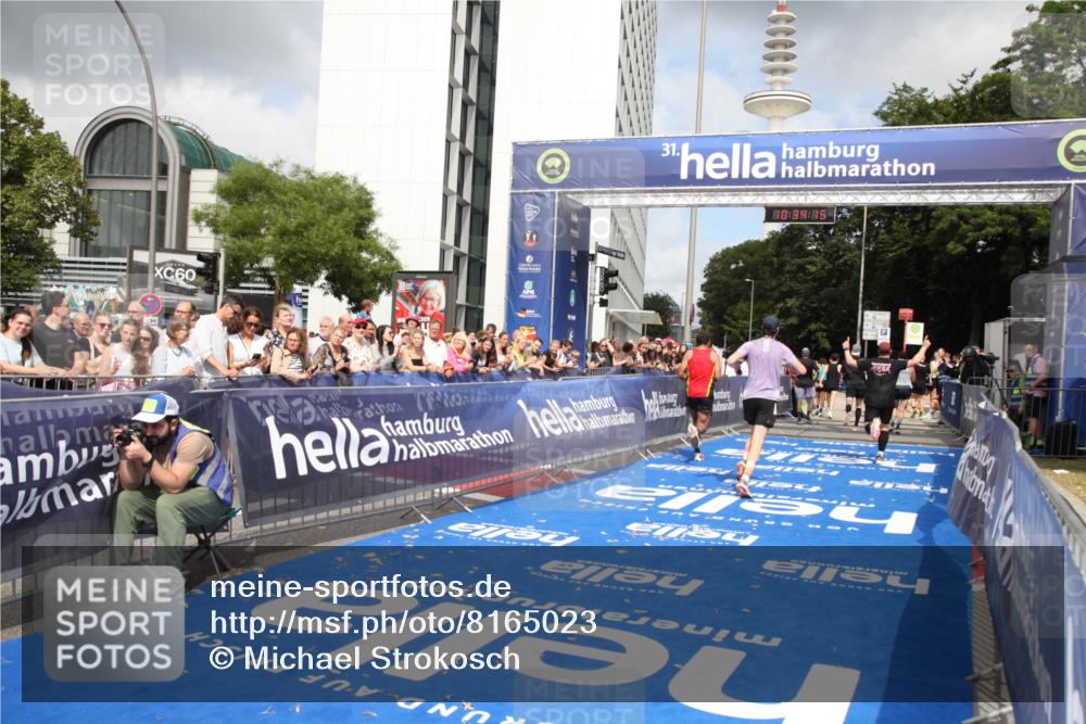 29.06.2025 - hella hamburg halbmarathon Michael Strokosch http://msf.ph/oto/8165023 29.06.2025 10:34:14 Ziel 7884, 7901, 9376, 11202, 13066, 16724, 17751, 18906 meine-sportfotos.de