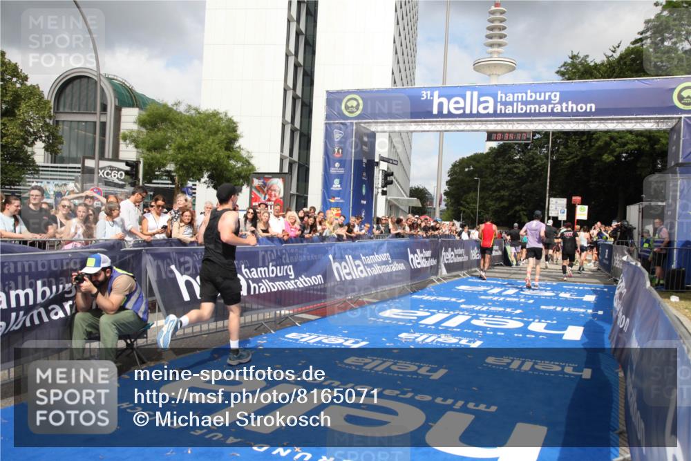 29.06.2025 - hella hamburg halbmarathon Michael Strokosch http://msf.ph/oto/8165071 29.06.2025 10:34:15 Ziel 7884, 7901, 9376, 11202, 13066, 17751, 18906 meine-sportfotos.de