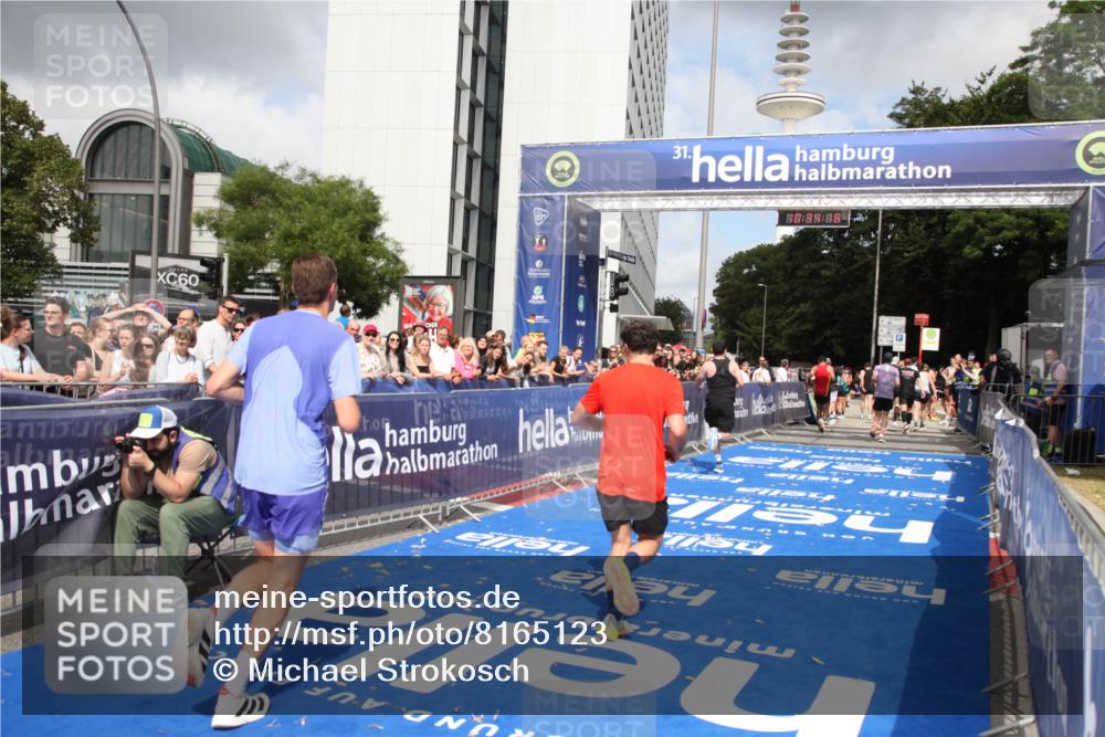 29.06.2025 - hella hamburg halbmarathon Michael Strokosch http://msf.ph/oto/8165123 29.06.2025 10:34:17 Ziel 1080, 3005, 7884, 7901, 9376, 17751, 18906 meine-sportfotos.de