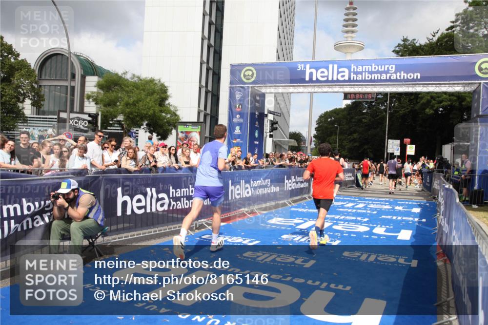 29.06.2025 - hella hamburg halbmarathon Michael Strokosch http://msf.ph/oto/8165146 29.06.2025 10:34:18 Ziel 1080, 3005, 7884, 7901, 14784, 18906 meine-sportfotos.de