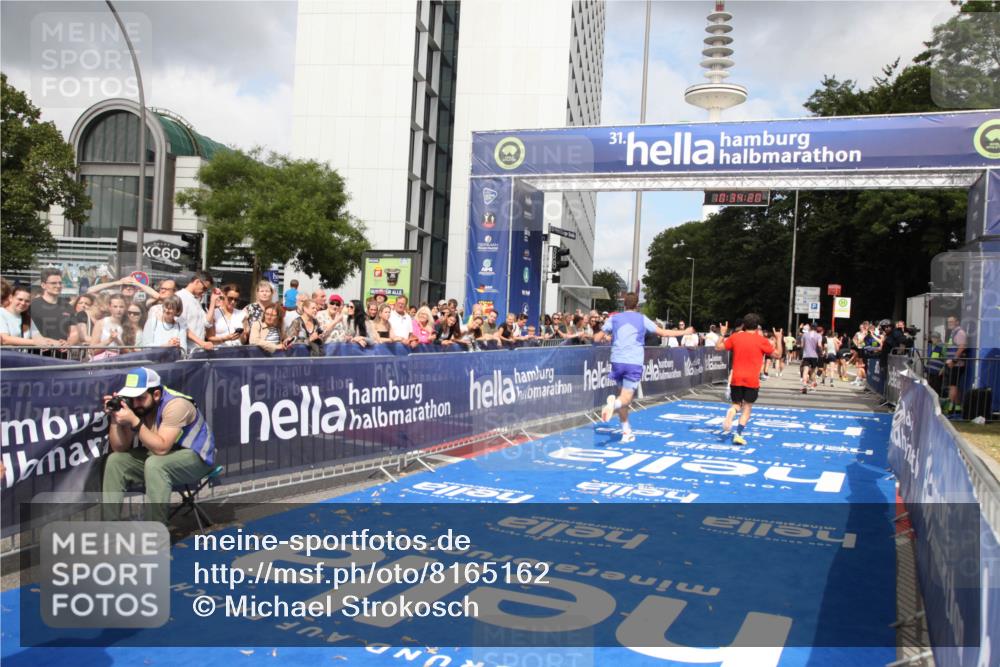 29.06.2025 - hella hamburg halbmarathon Michael Strokosch http://msf.ph/oto/8165162 29.06.2025 10:34:19 Ziel 1080, 3005, 7884, 7901, 14784, 18906 meine-sportfotos.de