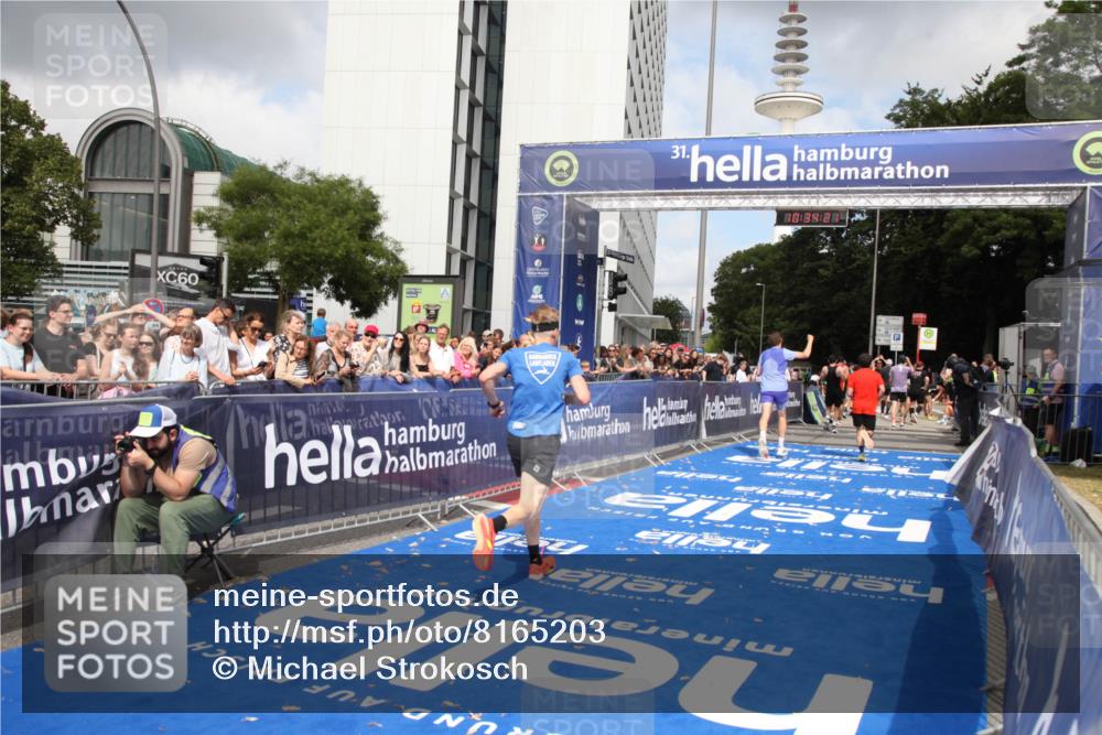 29.06.2025 - hella hamburg halbmarathon Michael Strokosch http://msf.ph/oto/8165203 29.06.2025 10:34:20 Ziel 1080, 3005, 7884, 7901, 14784, 18906 meine-sportfotos.de