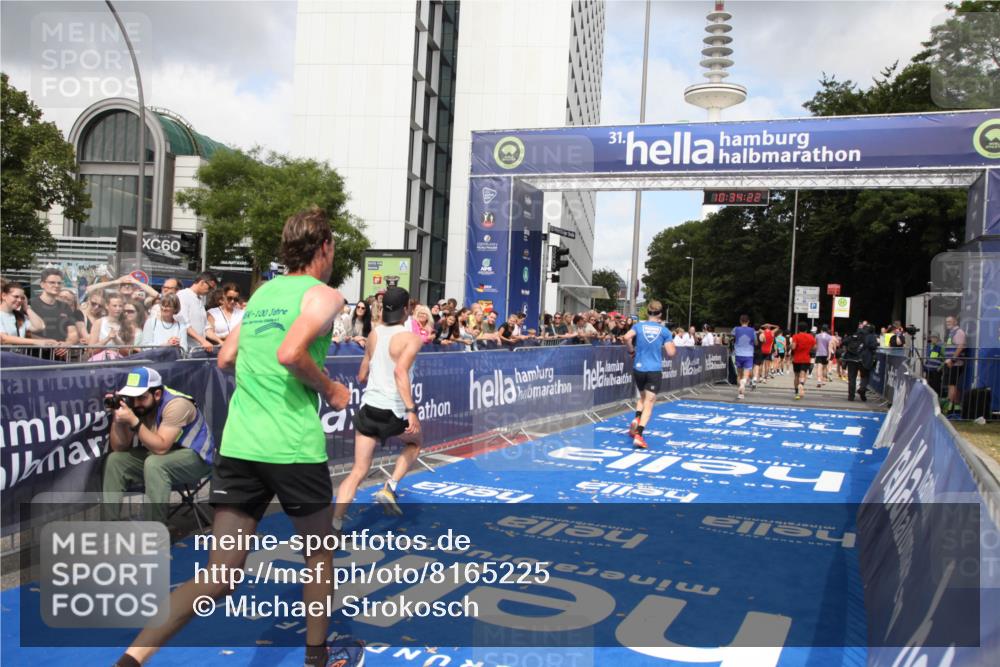 29.06.2025 - hella hamburg halbmarathon Michael Strokosch http://msf.ph/oto/8165225 29.06.2025 10:34:21 Ziel 1002, 1080, 3005, 7901, 14784, 18906 meine-sportfotos.de