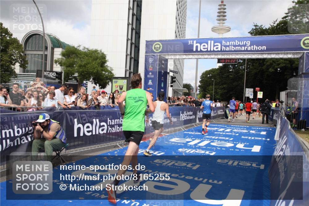 29.06.2025 - hella hamburg halbmarathon Michael Strokosch http://msf.ph/oto/8165255 29.06.2025 10:34:21 Ziel 1002, 1080, 3005, 7901, 14784, 18906 meine-sportfotos.de