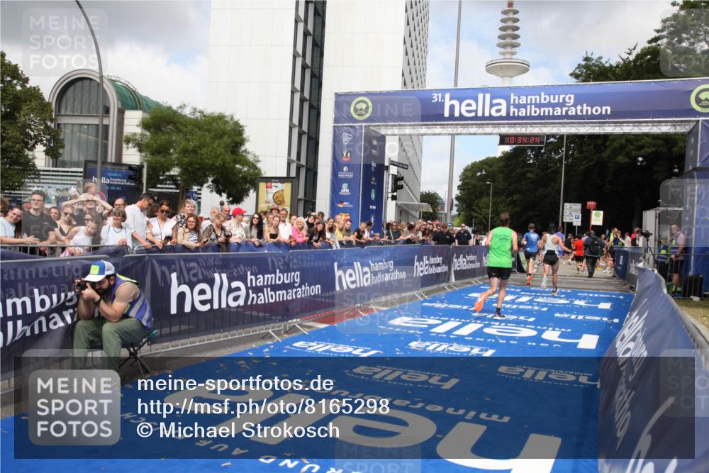 29.06.2025 - hella hamburg halbmarathon Michael Strokosch http://msf.ph/oto/8165298 29.06.2025 10:34:23 Ziel 1002, 1080, 3005, 14784, 16417 meine-sportfotos.de