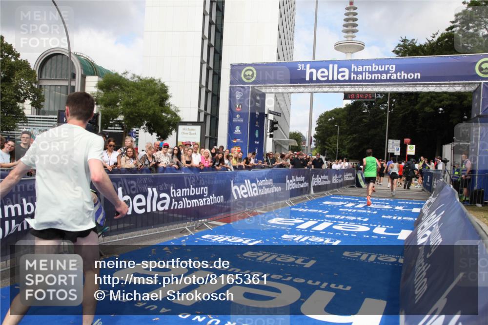 29.06.2025 - hella hamburg halbmarathon Michael Strokosch http://msf.ph/oto/8165361 29.06.2025 10:34:24 Ziel 1002, 1080, 3005, 5550, 14784, 16417 meine-sportfotos.de