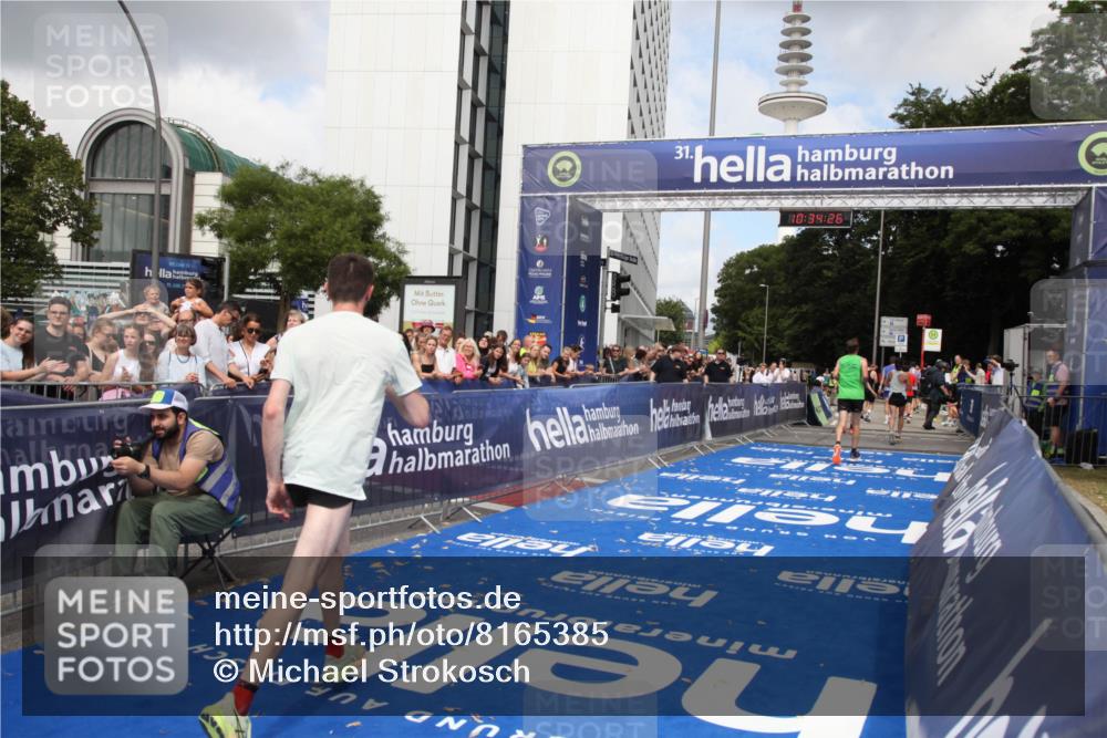 29.06.2025 - hella hamburg halbmarathon Michael Strokosch http://msf.ph/oto/8165385 29.06.2025 10:34:25 Ziel 1002, 1080, 3005, 5550, 9686, 14784, 16417 meine-sportfotos.de