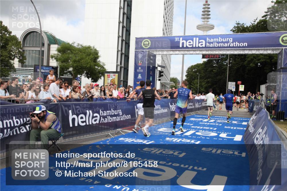 29.06.2025 - hella hamburg halbmarathon Michael Strokosch http://msf.ph/oto/8165458 29.06.2025 10:34:28 Ziel 1002, 5550, 6305, 9686, 16417, 18099 meine-sportfotos.de