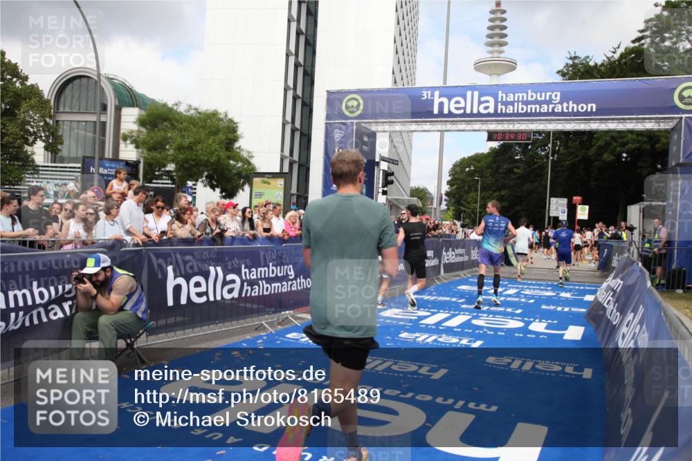29.06.2025 - hella hamburg halbmarathon Michael Strokosch http://msf.ph/oto/8165489 29.06.2025 10:34:28 Ziel 1002, 5550, 6305, 9686, 16417, 18099 meine-sportfotos.de