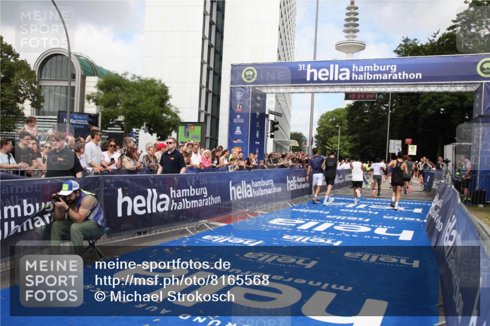 29.06.2025 - hella hamburg halbmarathon Michael Strokosch http://msf.ph/oto/8165568 29.06.2025 10:34:33 Ziel 1644, 5550, 6305, 7534, 9686, 11230, 13618, 18099 meine-sportfotos.de