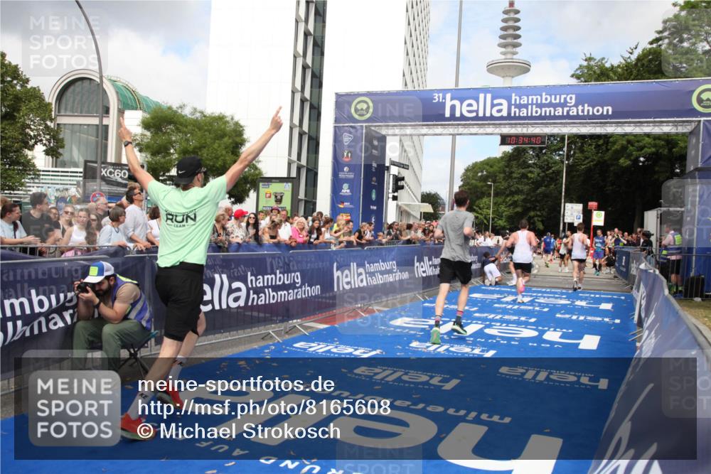 29.06.2025 - hella hamburg halbmarathon Michael Strokosch http://msf.ph/oto/8165608 29.06.2025 10:34:38 Ziel 1644, 7534, 11230, 11661, 13618, 15887, 16148, 18026 meine-sportfotos.de