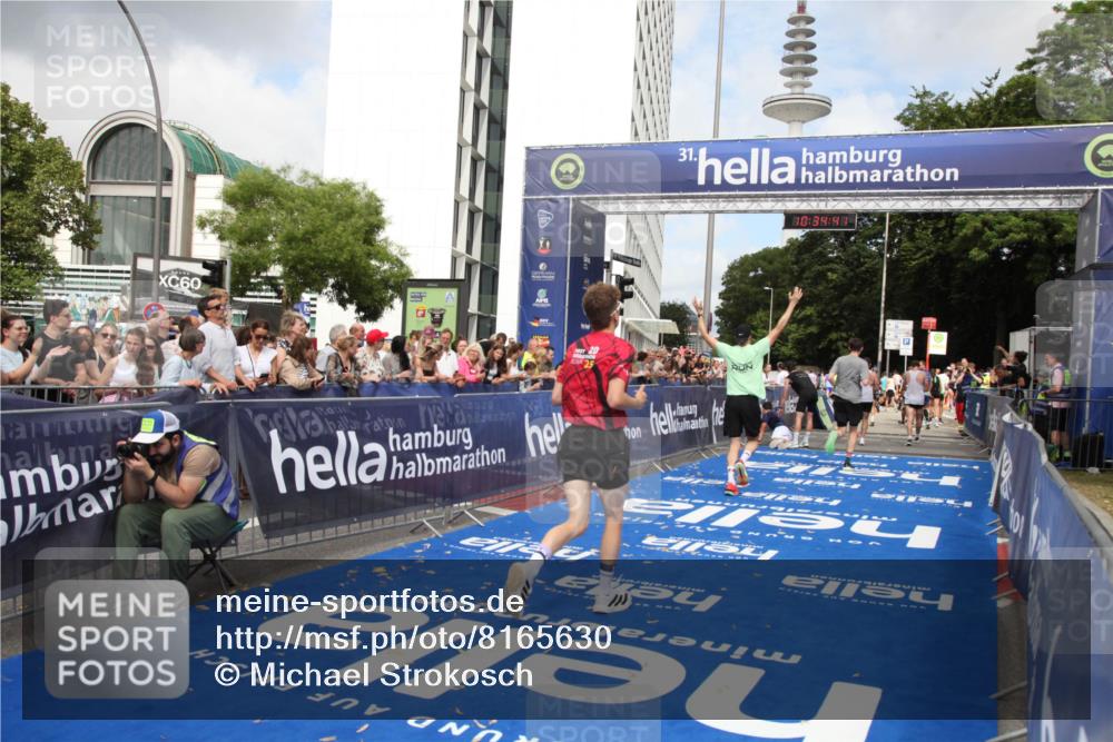 29.06.2025 - hella hamburg halbmarathon Michael Strokosch http://msf.ph/oto/8165630 29.06.2025 10:34:40 Ziel 1644, 6169, 6878, 7534, 11230, 11661, 15887, 16148, 18026 meine-sportfotos.de