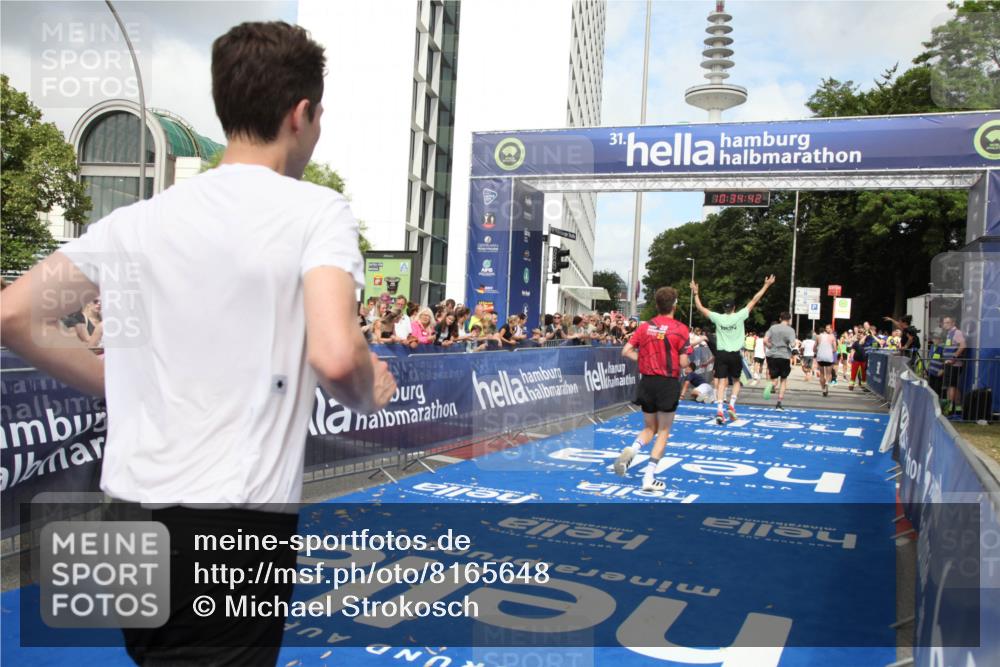 29.06.2025 - hella hamburg halbmarathon Michael Strokosch http://msf.ph/oto/8165648 29.06.2025 10:34:41 Ziel 6169, 6878, 8395, 11230, 11661, 14289, 15887, 16148, 18026 meine-sportfotos.de