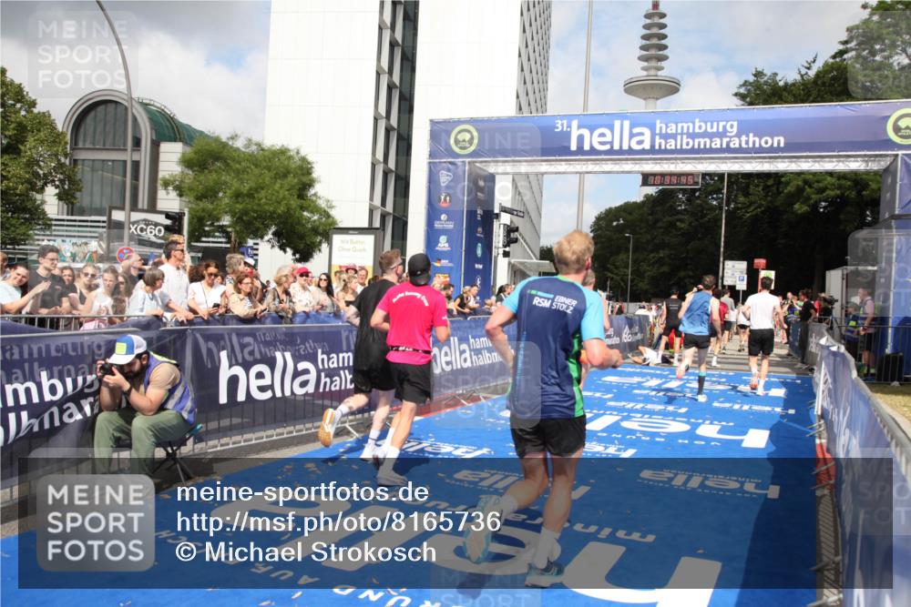 29.06.2025 - hella hamburg halbmarathon Michael Strokosch http://msf.ph/oto/8165736 29.06.2025 10:34:44 Ziel 5152, 5554, 6169, 6878, 8395, 12369, 14289, 14549, 14603, 15887, 16148, 17014, 18026 meine-sportfotos.de